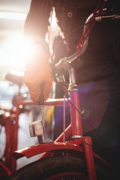 Free photo mechanic repairing a bicycle