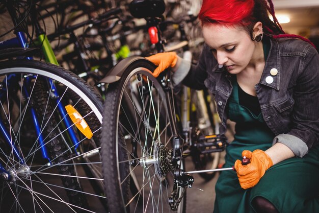 自転車を修理メカニック