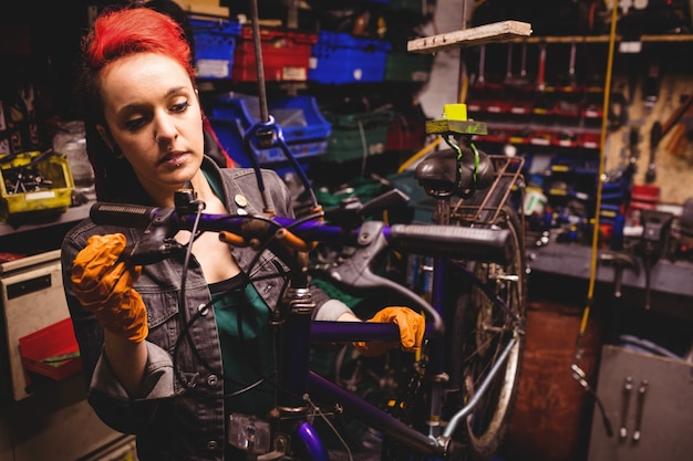 Free photo mechanic repairing a bicycle