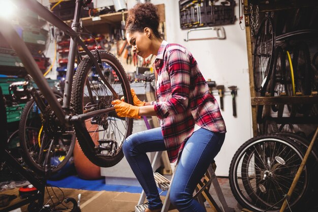 自転車を修理メカニック