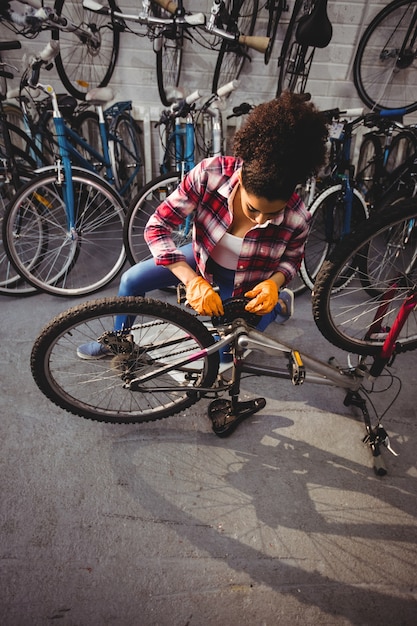 Free photo mechanic repairing a bicycle