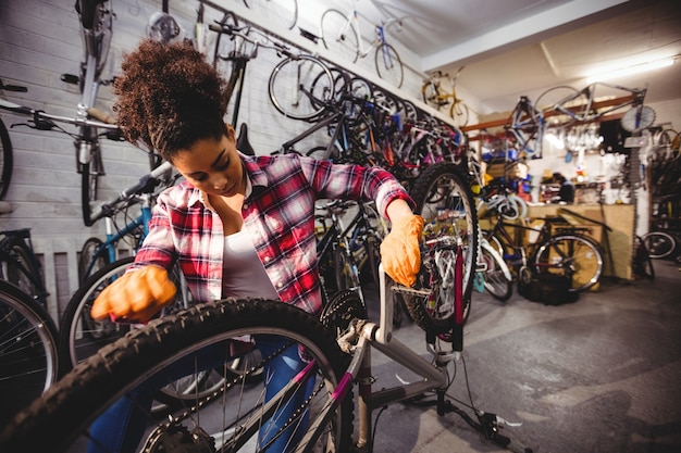 Free photo mechanic repairing a bicycle