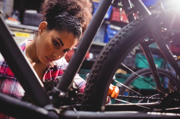 Free photo mechanic repairing a bicycle