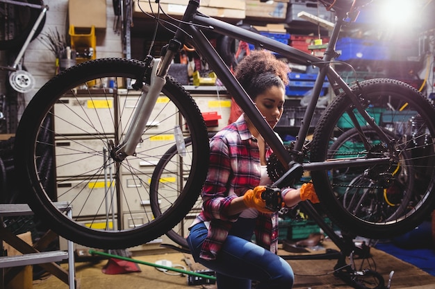 Механик ремонта велосипеда