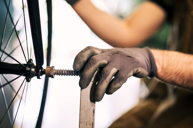 Meccanico che ripara una bicicletta