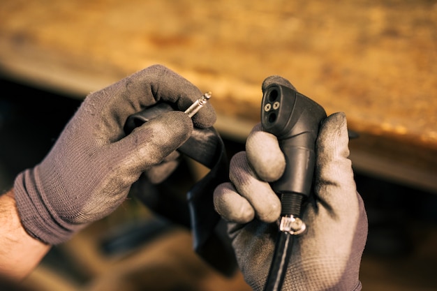 Free photo mechanic repairing a bicycle