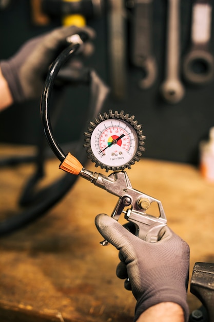 Free photo mechanic repairing a bicycle