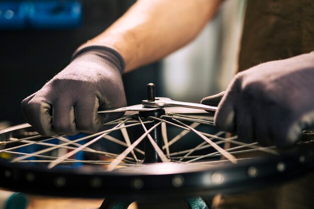 Механик ремонтирует велосипед