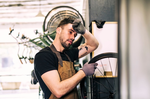 Meccanico che ripara una bicicletta