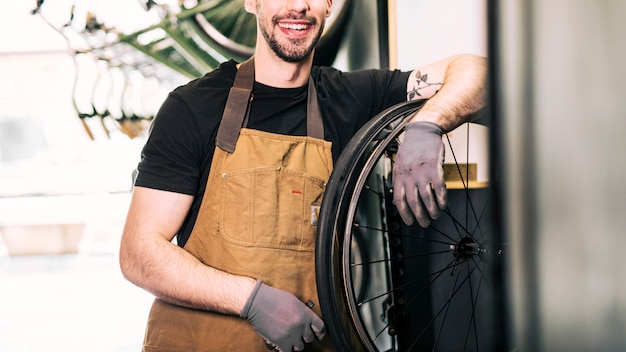 自転車の修理のメカニック