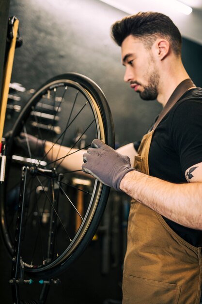 自転車の修理のメカニック