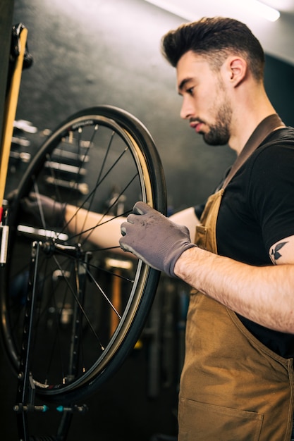 自転車の修理のメカニック