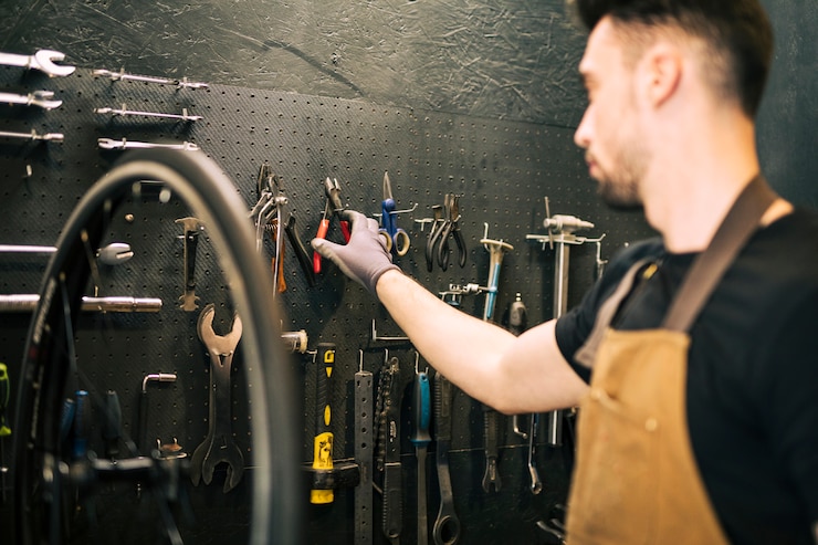 Free Photo mechanic repairing a bicycle
