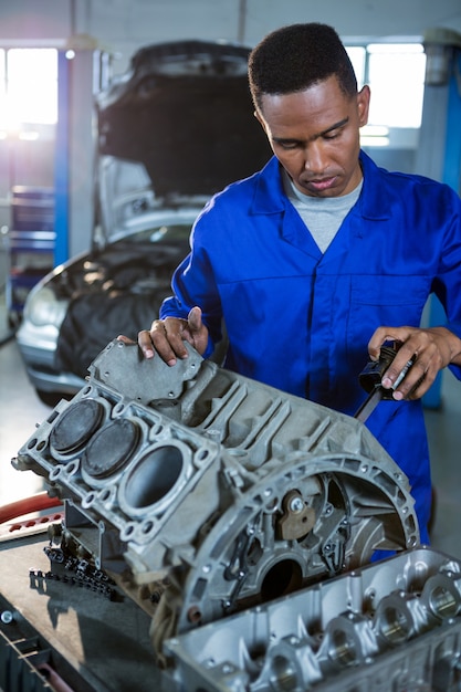 Foto gratuita meccanico riparazione di un parti di automobili