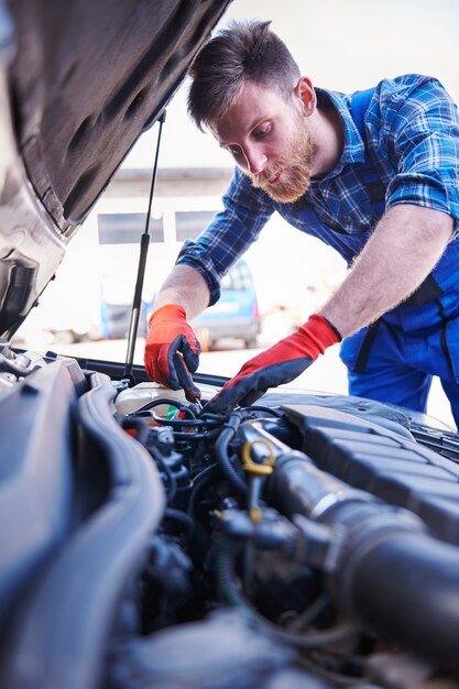 ワークショップで車を修理する整備士