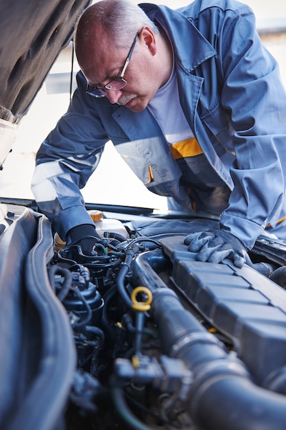 Free photo mechanic repairing a car in the workshop