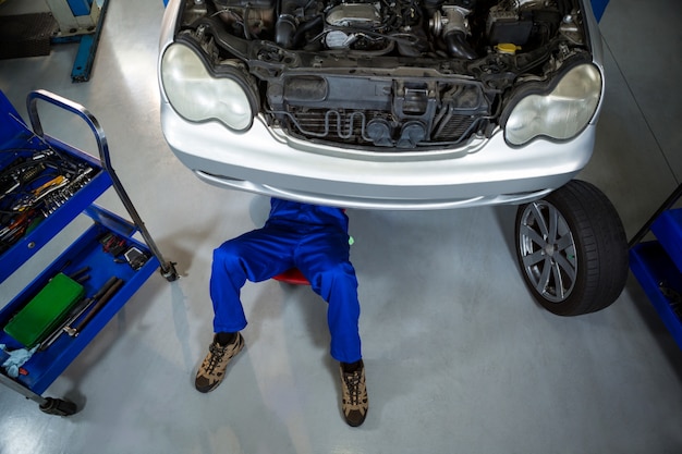 Free photo mechanic repairing a car