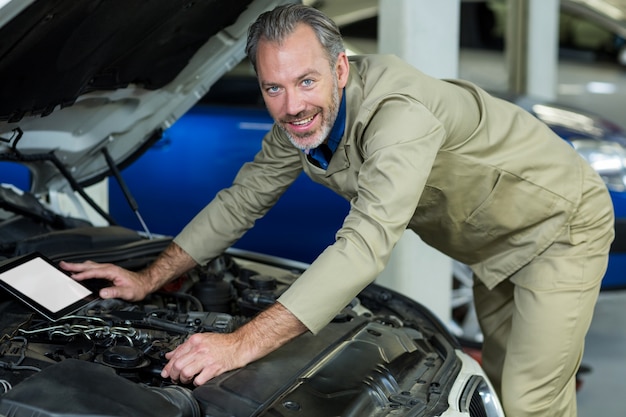 Free photo mechanic servicing a car engine