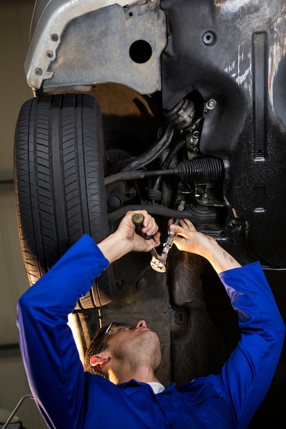 Free photo mechanic servicing a car