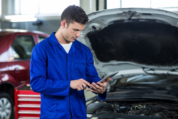 Mechanic using digital tablet