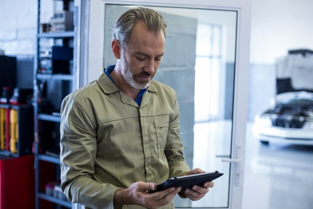 Mechanic using digital tablet