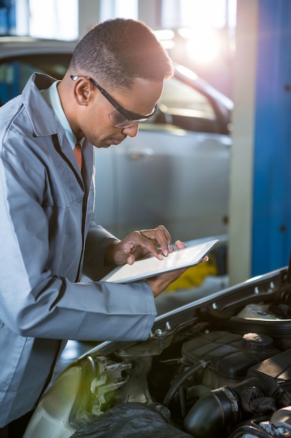 Mechanic using digital tablet