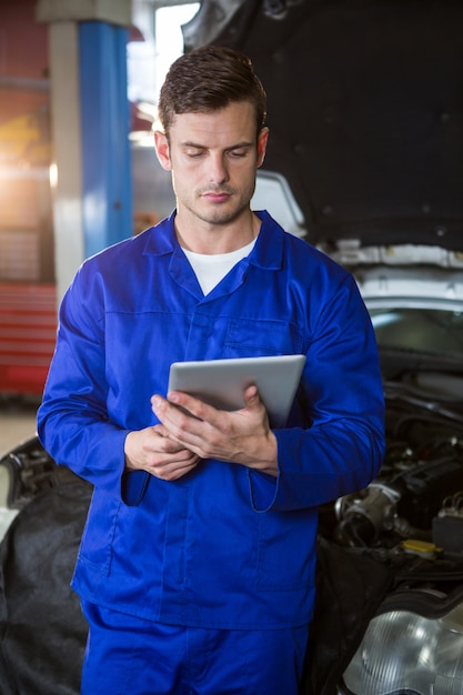 Mechanic using digital tablet