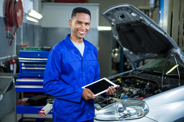 Mechanic using digital tablet