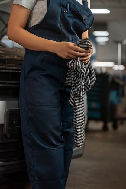 Free photo mechanic working in the shop on a car