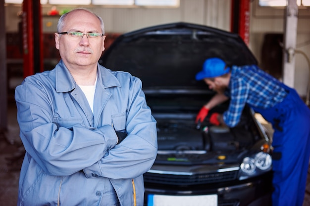 ワークショップで車を修理する整備士