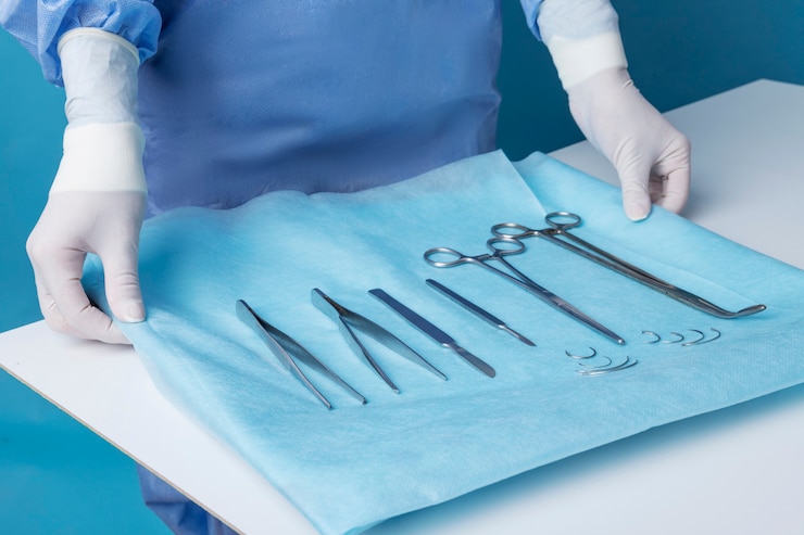 Free Photo medic holding tray of instruments