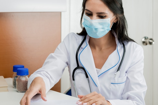 Free photo medic woman working in hospital