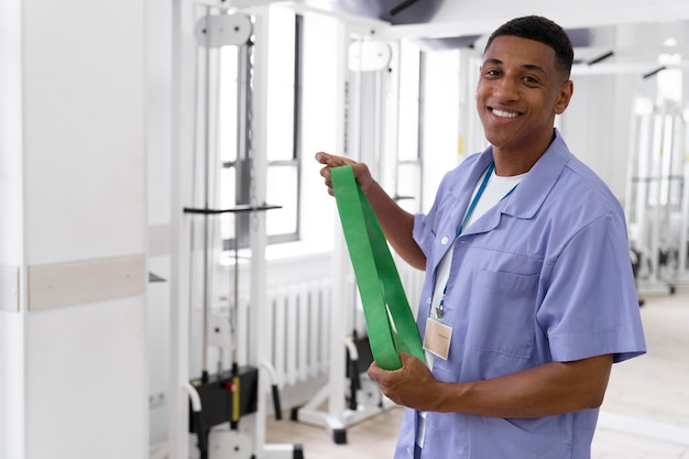 Free photo medical assistant preparing for physiotherapy exercises