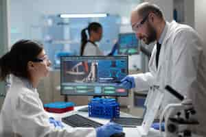 Free photo medical biologist team working in microbiology hospital laboratory