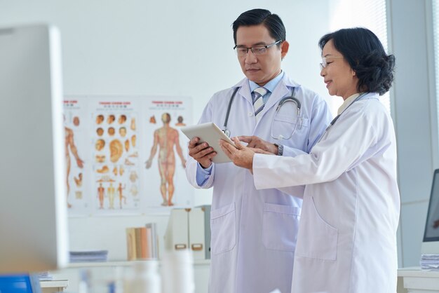 Free Photo medical discussion with colleague