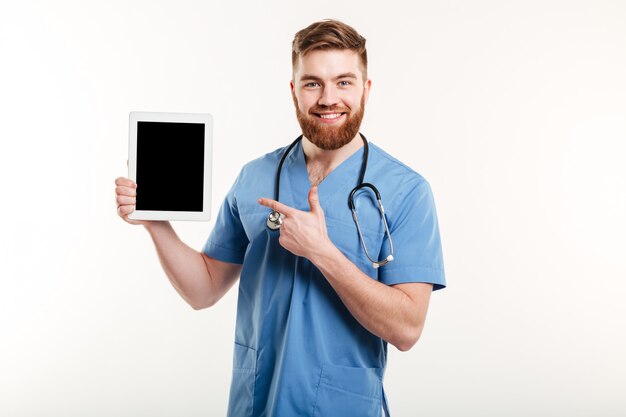 빈 화면 태블릿에서 의사 또는 간호사 가리키는 손가락
