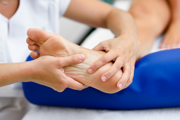 Медицинский массаж у ног в физиотерапевтическом центре.
