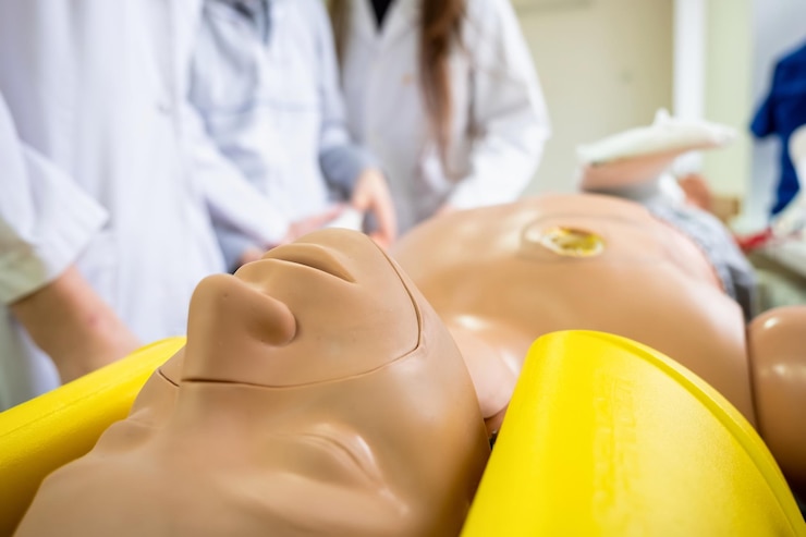 Free Photo medical practice doll for emergencies and medical students near it learning types of emergencies