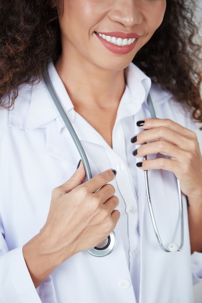 Foto gratuita professionista medico con stetoscopio