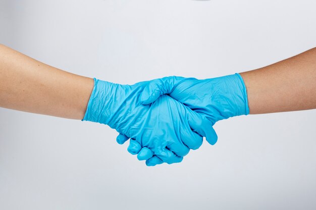 コロナウイルスのパンデミック中に握手する医療スタッフ