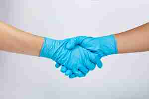 Free photo medical staff shaking hands during coronavirus pandemic