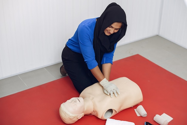 Foto gratuita studenti di medicina stanno praticando