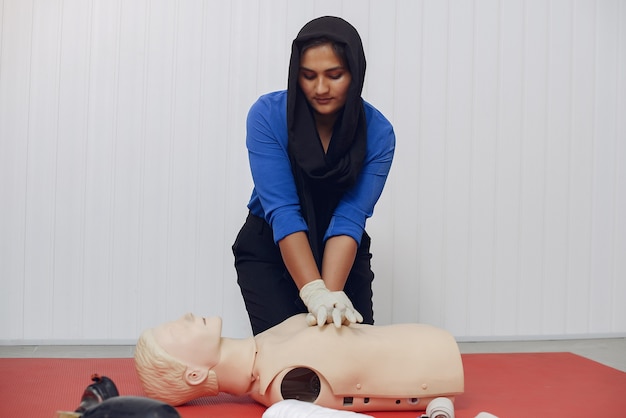 Foto gratuita studenti di medicina stanno praticando