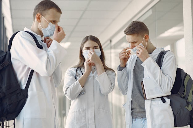 Gli studenti di medicina sono nel corridoio in maschera