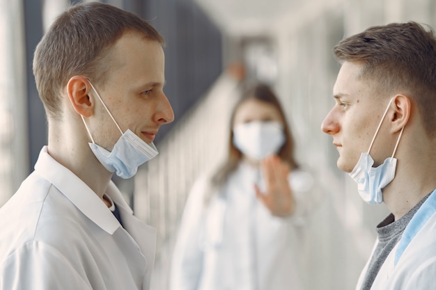 Free photo medical students are in the hallway in masks