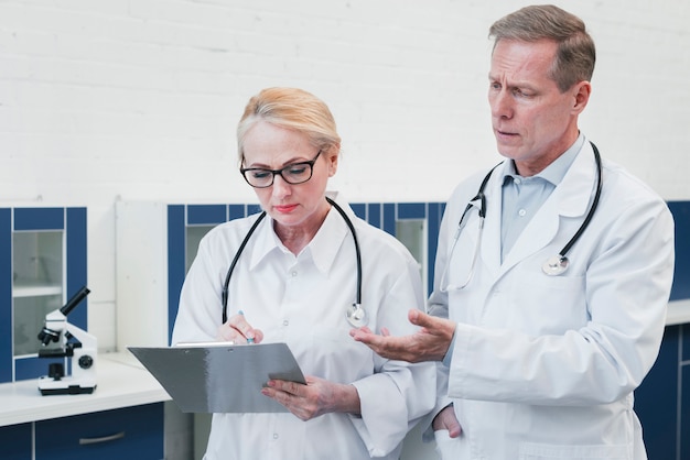 Free photo medical team in a doctor's office