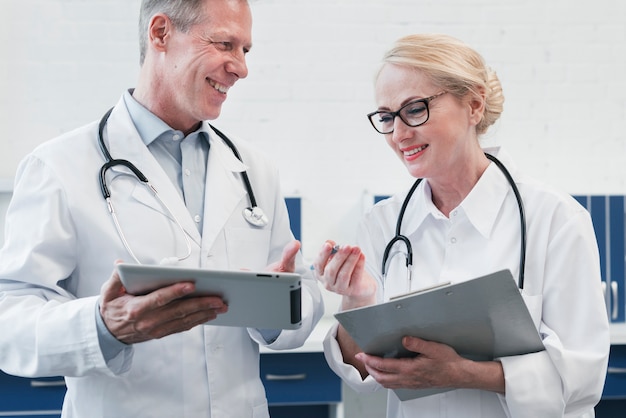 Foto gratuita equipe medica in uno studio medico