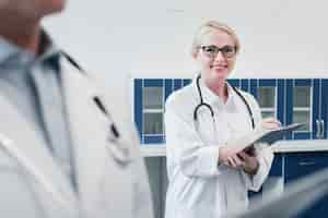 Free photo medical team in a doctor's office