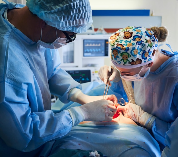 클리닉에서 복부 성형술이나 배 턱 수술을 하는 의료 팀