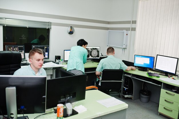 의료 테마컴퓨터 단층촬영기가 있는 관찰실 병원 진단 센터의 MRI 사무실에서 회의를 하는 의사 그룹